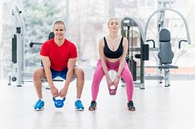 体育、 健身、 举重和培训理念-群有壶铃在健身房锻炼身体的人