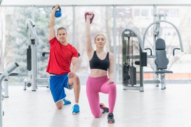 体育、 健身、 举重和培训理念-群有壶铃在健身房锻炼身体的人 体育、 健身、 举重和培训理念-群有壶铃在健身房锻炼身体的人