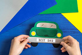 为父亲节制作贺卡的孩子。步骤10 