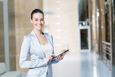 通過使用 tablet pc 的商界女強(qiáng)人