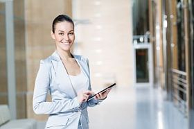 通过使用 tablet pc 的商界女强人