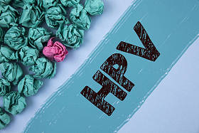 写的笔记显示 Hpv. 商业照片展示人乳突病毒感染性传播疾病疾病写在画的背景皱巴巴的纸球旁边