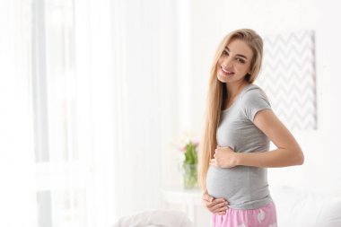 年轻孕妇在家照片