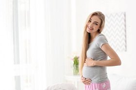 年轻孕妇在家照片