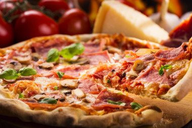 與培根和蔬菜比薩