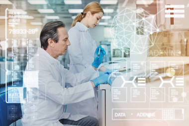 两位同事在实验室工作时感觉集中