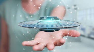 女實業(yè)家與復(fù)古飛碟宇宙飛船3d 渲染