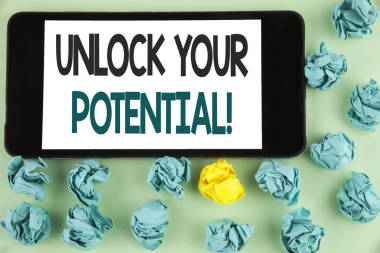 概念性手寫顯示打開潛在的激勵(lì)呼叫。商業(yè)照片文本揭示人才母豬技能的能力在手機(jī)屏幕上寫的純背景紙球