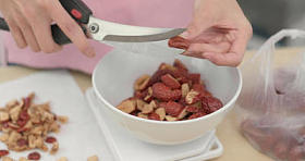 准备干红枣做甜点图片