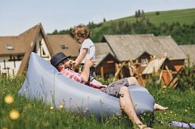 父亲和儿子在山上的空气沙发上休息。lamzac。旅