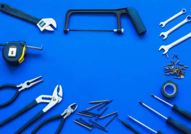 在藍(lán)色背景上的細(xì)木工工具。文本的位置。父親節(jié)的概念。頂部視圖