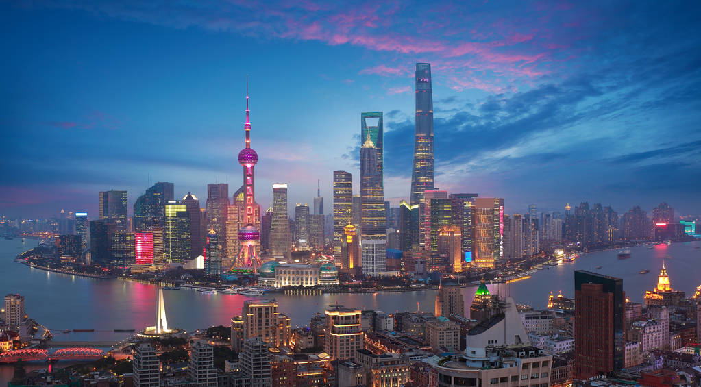 在上海外滩天际线的黄昏的空中摄影  在上海外滩天际线的黄昏的空中摄影