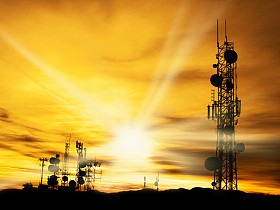 阳光和无线电塔