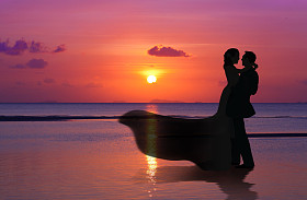 日落海滩上的已婚的夫妇图片