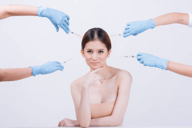  亚洲妇女从医生那里得到化妆品注射 