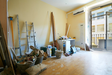 在恢复与施工材料的酒店客房