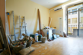 在恢复与施工材料的酒店客房