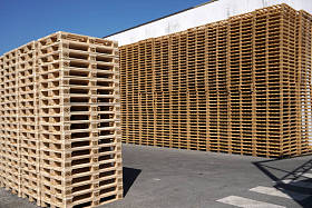 木托盘堆很多的 图片