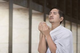 年轻的亚洲穆斯林男子在清真寺向上帝祈祷
