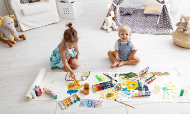 快樂滑稽的孩子用痛苦作畫