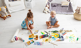 快乐滑稽的孩子用痛苦作画