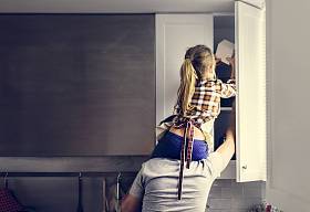 父亲和女儿在厨房