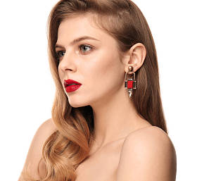 在白色背景美丽的化妆年轻女子的肖像。专业化妆