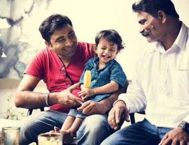 一個(gè)幸福的印度家庭一起共度時(shí)光 