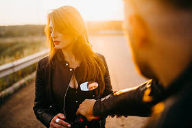 年轻美丽的夫妇摩托车骑手照片