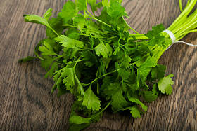 香菜叶子在木背景