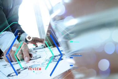 醫(yī)生在醫(yī)療工作區(qū)辦公室用筆記本電腦工作