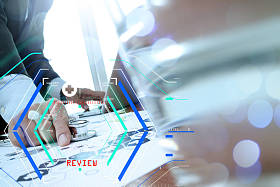 医生在医疗工作区办公室用笔记本电脑工作