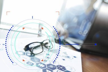 醫(yī)生使用筆記本計(jì)算機(jī)和眼玻璃在醫(yī)療窩