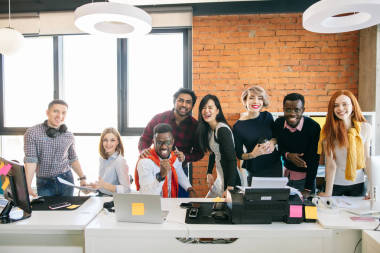 一群年轻的商界人士正在一起工作