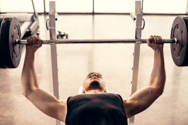 英俊肌肉運動員舉重運動中的杠鈴