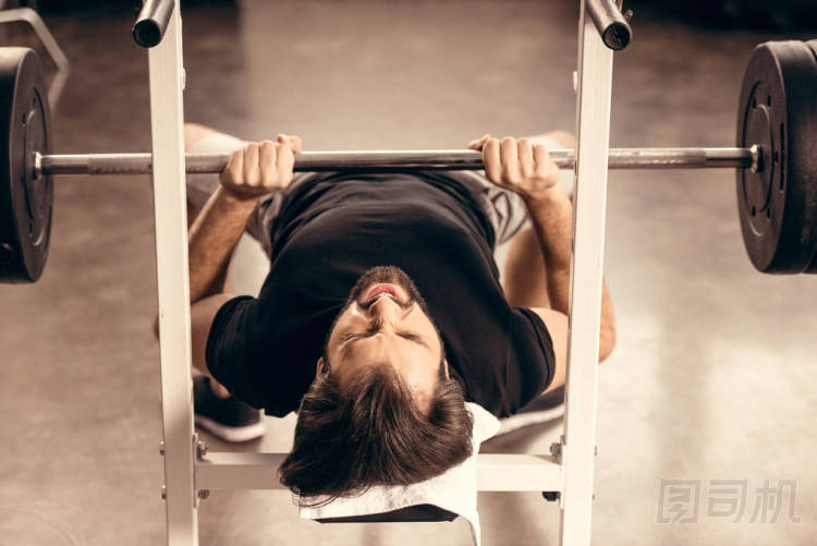 健美運動員在體操臺上的運動