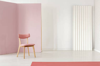 复古, 软垫, 木椅由一个粉红色的角落间空白色简约的客厅内部分隔线