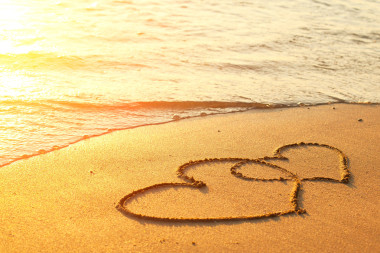 在沙滩上的沙子上画的心