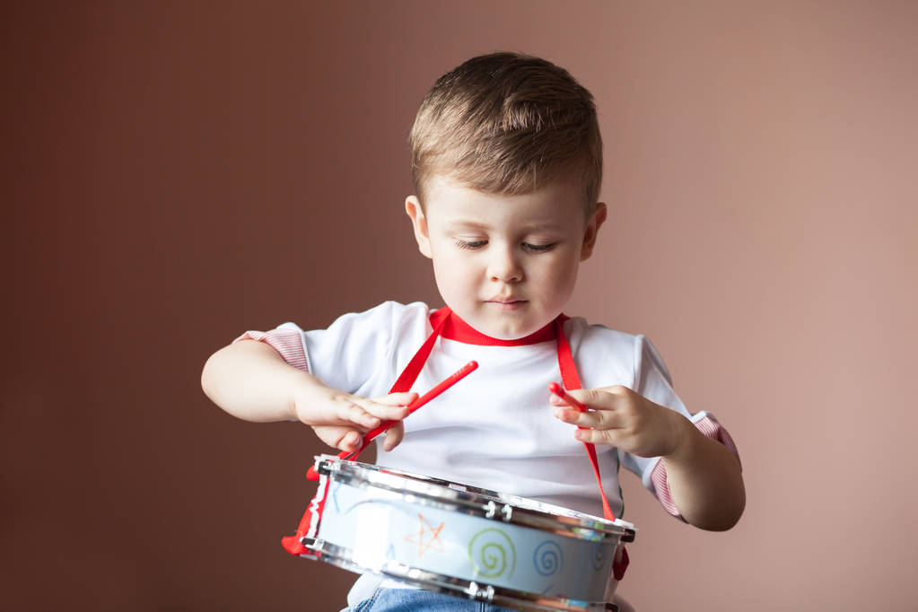 小男孩打鼓。儿童发展概念