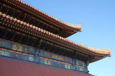 瓷砖屋顶和门面装饰的中国图案。故宫, 北京, 中国