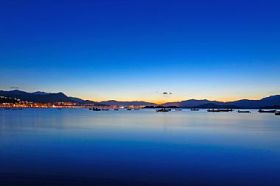 在湖中，船上的日落图片