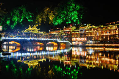 五彩橋與中國傳統(tǒng)建筑夜景圖片