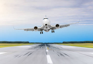 客機在跑道機場的強風降落傾斜