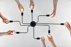 在天花板吊灯上更新 Led 灯时的集体团队合作