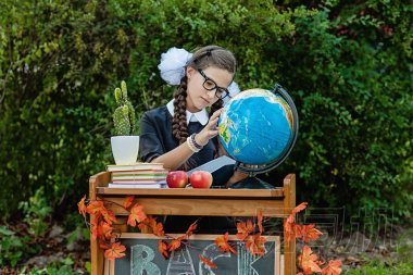 一位年輕漂亮的女學(xué)生坐在辦公桌前的肖像