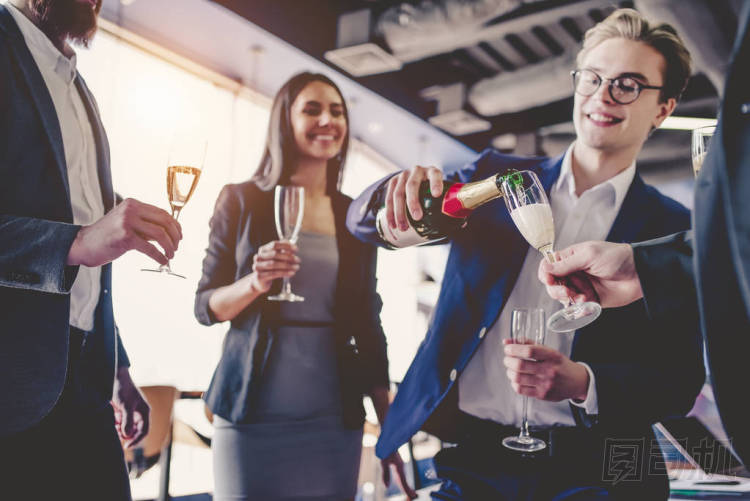 在現(xiàn)代辦公室工作的一群人