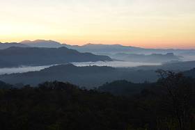 美丽的天空和金色的云彩。日出前的群山。清晨。从山顶看太阳升起