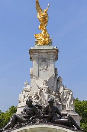 在白金汉宫，伦敦，英国的维多利亚女王纪念碑。在 1911 年，由 2300 吨的闪闪发光的白色大理石纪念碑揭幕