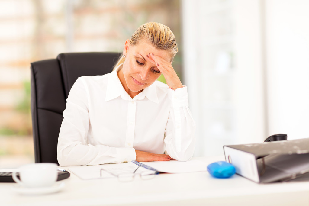 看上去很着急，阅读销售报表时中间岁女商人