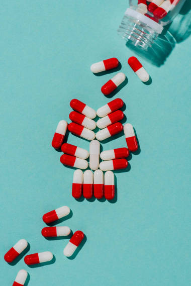 蓝色桌面上的药物丸头骨的顶部视图